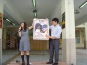 當天兩位外籍老師在台上舉起其中一張海報作宣傳