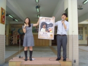 當天兩位外籍老師在台上舉起其中一張海報作宣傳