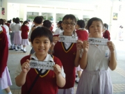 老師為每位同學準備了一張收集貼紙的咭紙，鼓勵同學參予不同的英語活動。