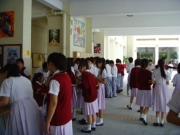 當日操場聚集很多參加英語活動的同學