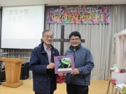 創校校長張儉成先生與校友分享, 謝道鴻副校長致送紀念品。