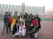 與中國人民大學附屬高中同學及人民大學陪同學生合照