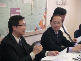 鄒振國校監(右)與馮瑞興校長(左)在校董會合作無間，推動學校長遠發展。