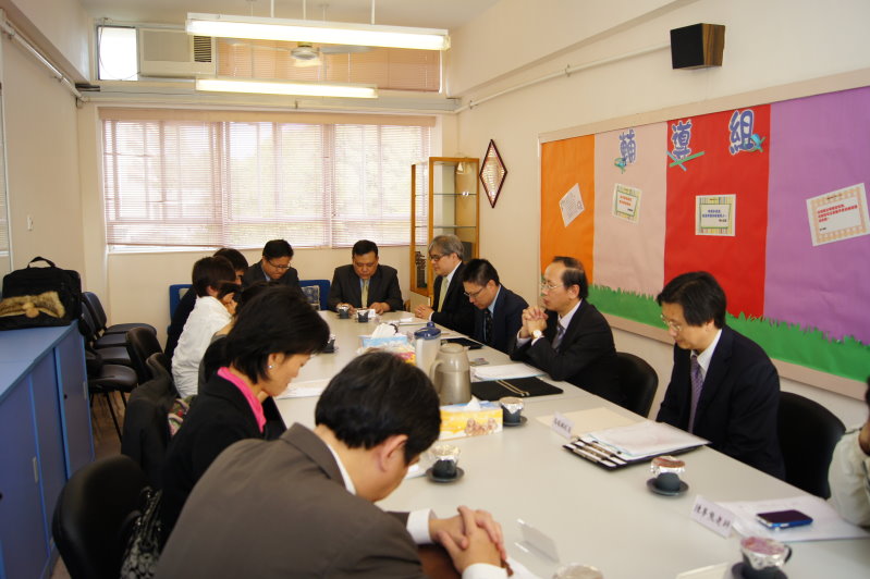 會議前校董一同祈禱