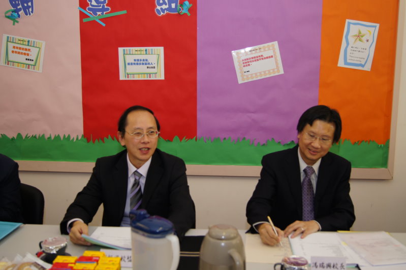 鄒振國校監(右)與馮瑞興校長(左)在校董會合作無間，推動學校長遠發展。