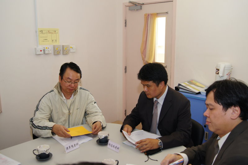 校董會運作具高透明度，在開校之初引入教師校董，右一及右二為教師校董梁俊基老師及謝道鴻副校長