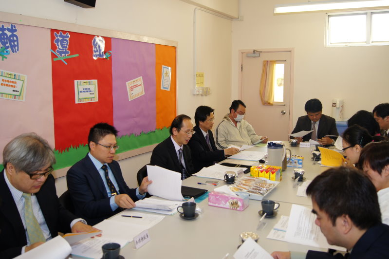 校董會成員十二人，包括校監、辦學團體校董、教師校董、家長校董、獨立校董、校友校董及校長。另外兩位副校長均列席。