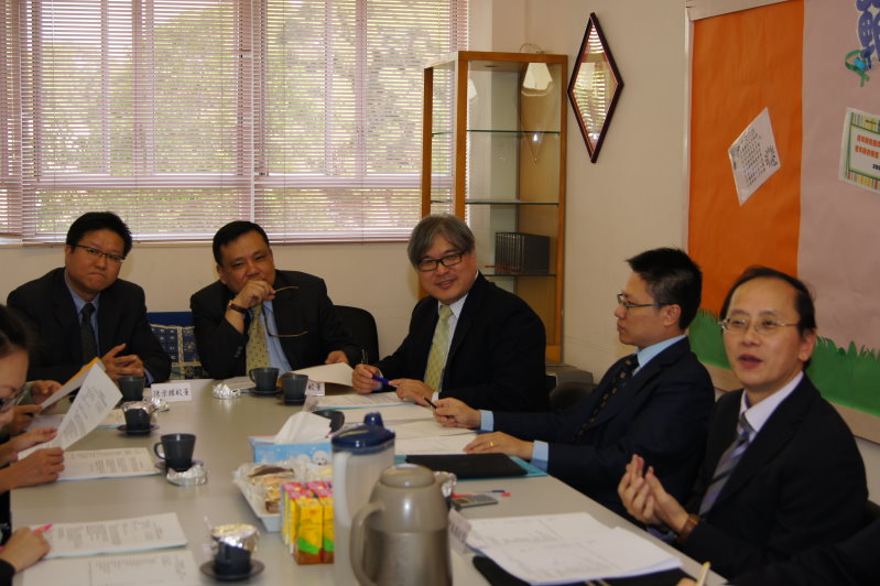 四位辦學團體校董，包括陳宗耀校董(左一)、黃杏樞校董(左二)、卓偉強校董(左三)、高永雄博士(左四)。