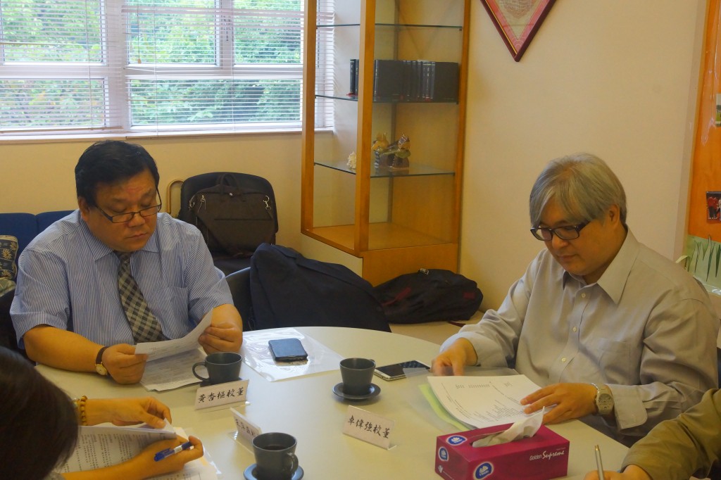 (左起)辦學團體校董 黃杏樞先生及卓偉強先生