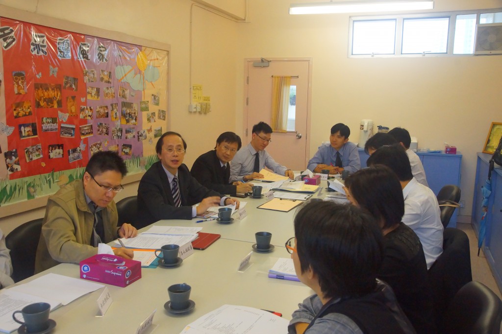 全體校董聚精會神地參與會議