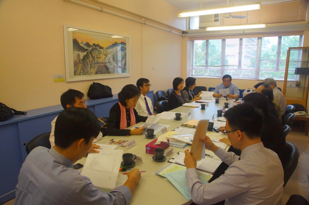 全體校董聚精會神地參與會議