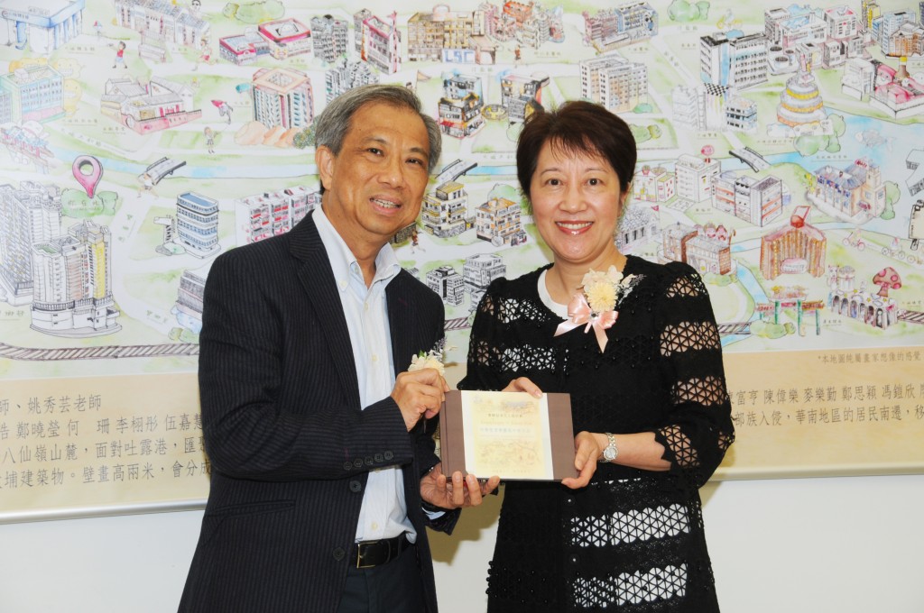 陳寶安校監代表本校致送紀念品予梁湘明教授