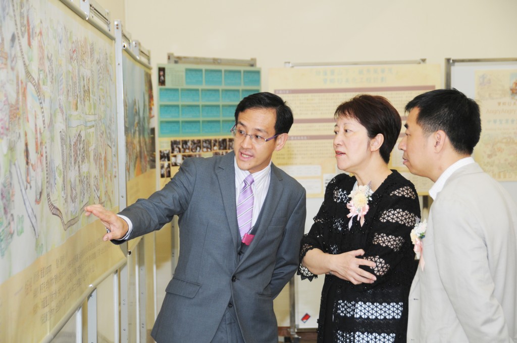 陳寶安校監欣賞同學作品